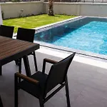 Sueper Lueks Havuzlu Merkezde * Çeşme