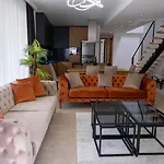 Sueper Lueks Havuzlu Merkezde * Çeşme