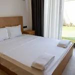 Sueper Lueks Havuzlu Merkezde * Çeşme