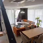 Sueper Lueks Havuzlu Merkezde