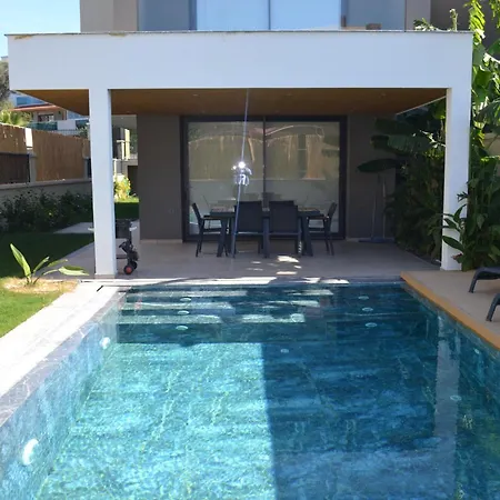 Sueper Lueks Havuzlu Merkezde Çeşme