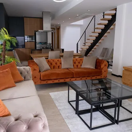 Sueper Lueks Havuzlu Merkezde * Çeşme