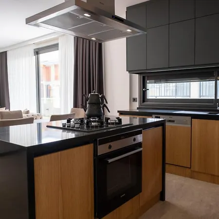 Sueper Lueks Havuzlu Merkezde