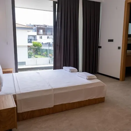 Sueper Lueks Havuzlu Merkezde * Çeşme