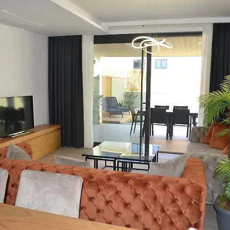 Sueper Lueks Havuzlu Merkezde Villa Çeşme