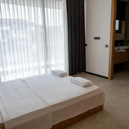 Süper Lüks Havuzlu Merkezde Villa *