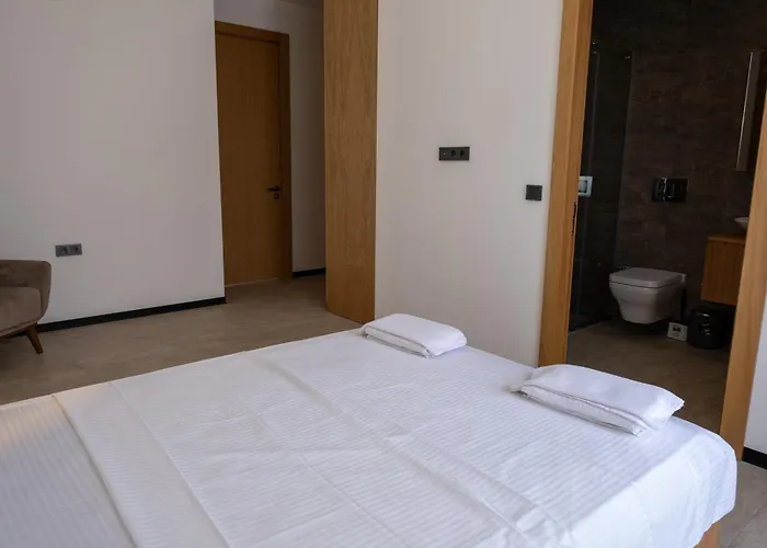 Sueper Lueks Havuzlu Merkezde * Çeşme