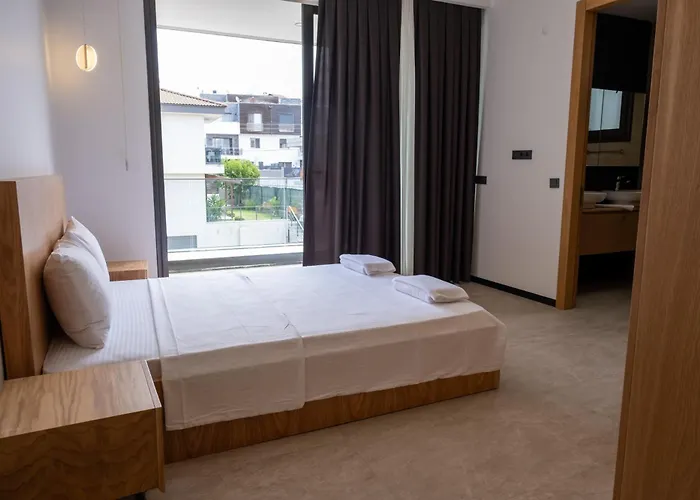 Sueper Lueks Havuzlu Merkezde * Çeşme