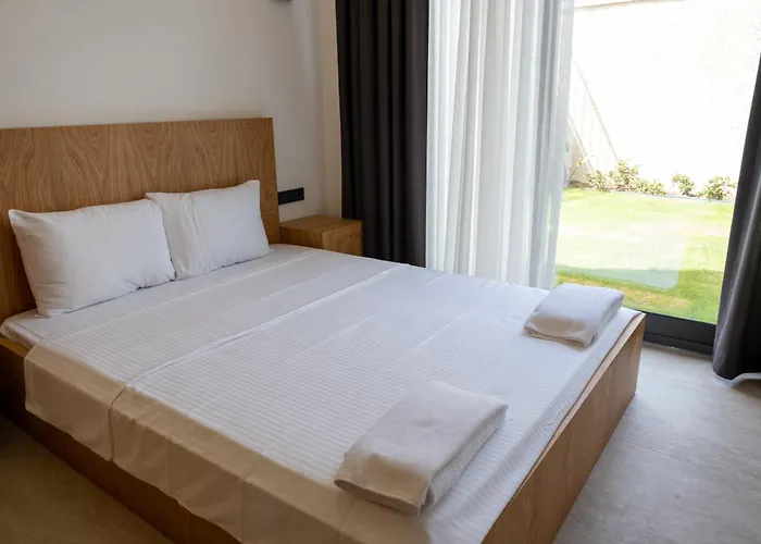 Sueper Lueks Havuzlu Merkezde * Çeşme